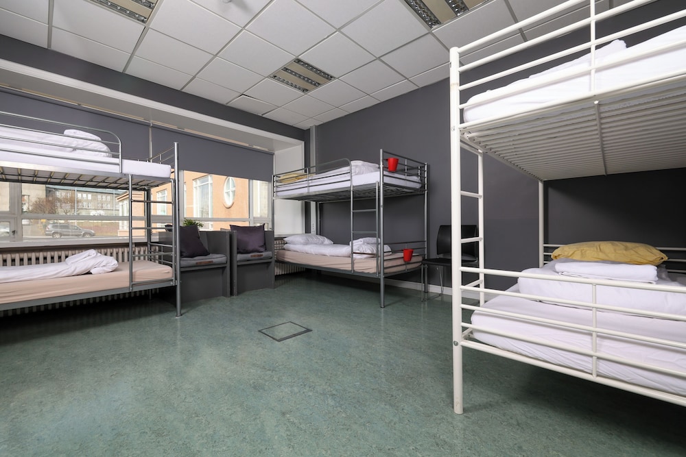 Bunk bed in a 6 people female dormitory, Free Parking photo 1