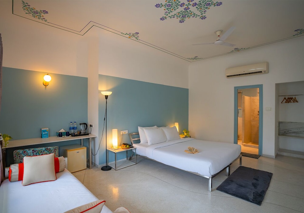 Deluxe Double Room with Balcony - Photo 8