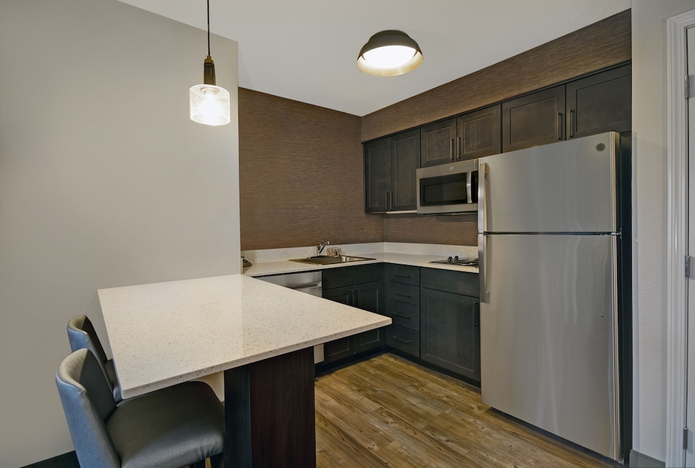 Suite, 2 Bedrooms (Mobility/Hearing Access, Roll-In Shwr) - Photo 4
