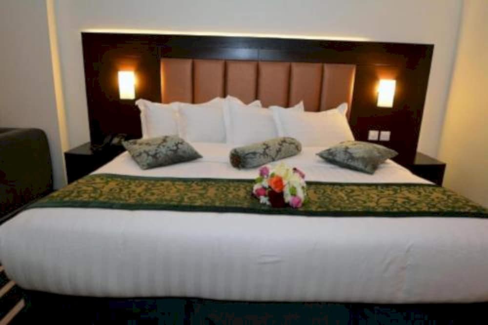 Honeymoon Suite, Jetted Tub photo 3