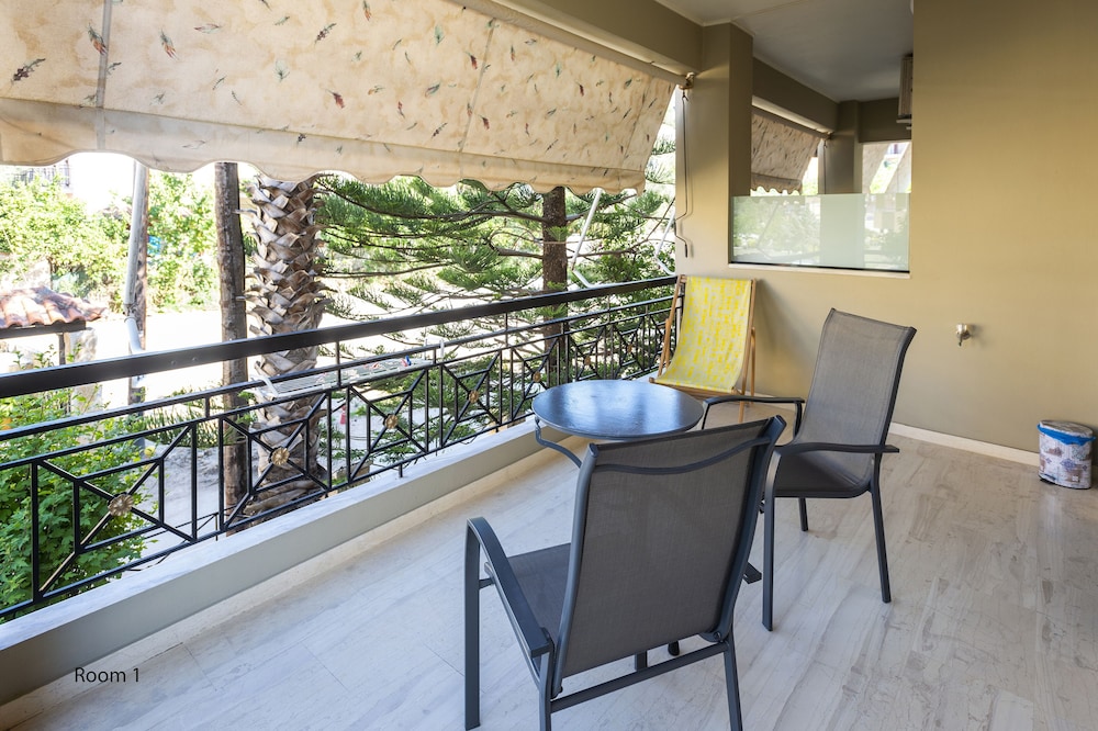 Small Double Room, 1 Queen Bed, Balcony, Hill View (1) photo 2