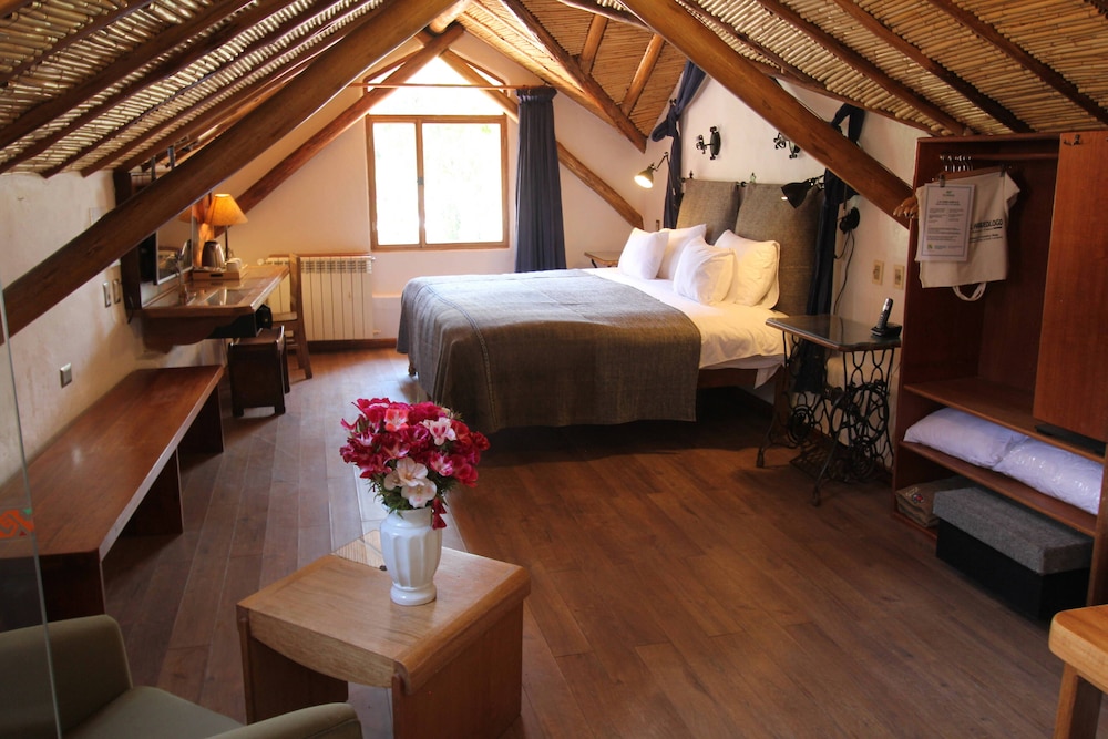 Deluxe Suite, 1 King Bed, Bathtub, Mountain View