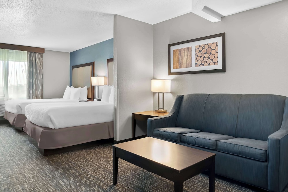 Suite, 2 Queen Beds, Non Smoking, Refrigerator & Microwave - Photo 2