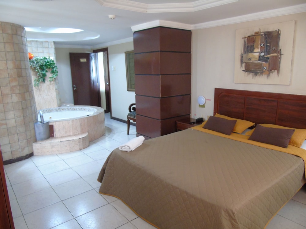 Premium Suite, 1 King Bed, Jetted Tub photo 2
