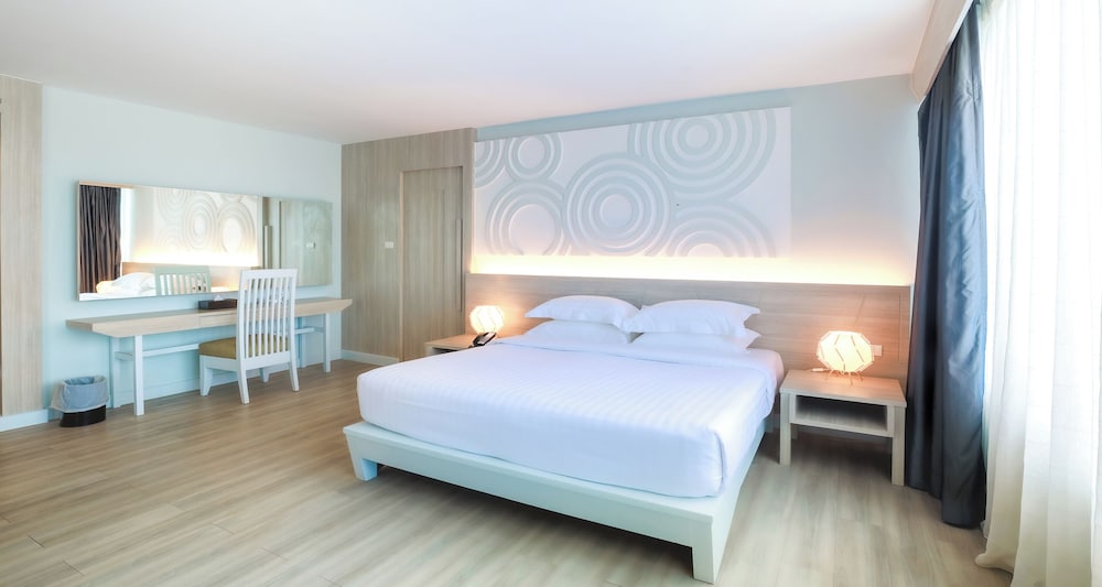 Suite, 1 King Bed, Non Smoking, City View - Photo 3