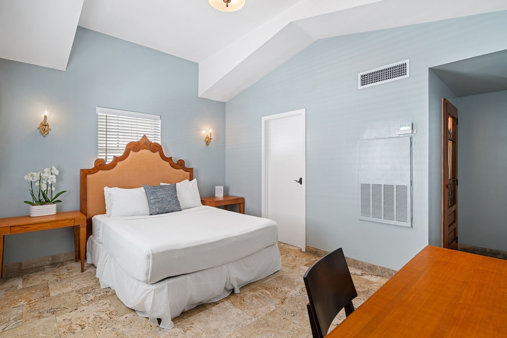 Queen Room - Impala Building (Self Check-in)