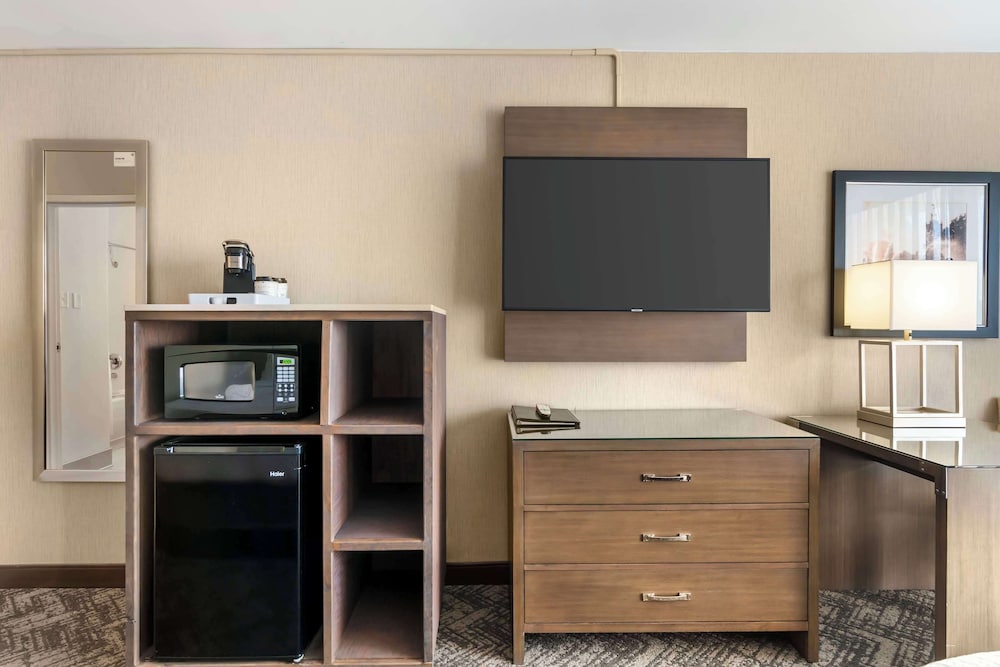 Standard Room, 2 Queen Beds, Non Smoking, Refrigerator & Microwave photo 2