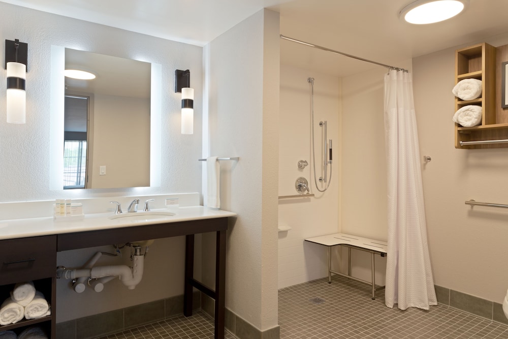 Suite, 2 Queen Beds, Accessible (Mobility & Hearing, Roll-in Shower) - Photo 7