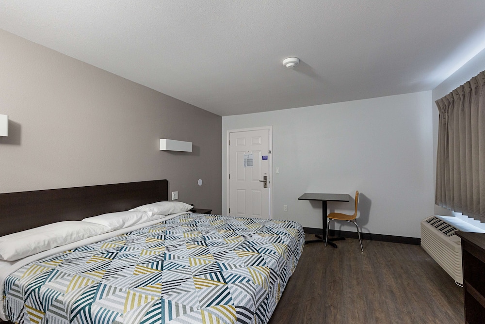 Standard Room, 1 King Bed, Non Smoking - Photo 3