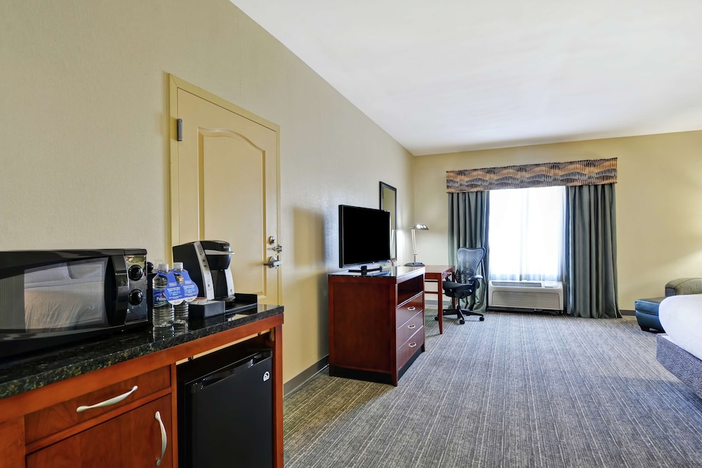 Room, 1 King Bed, Accessible, Non Smoking (Roll-in Shower) - Photo 2