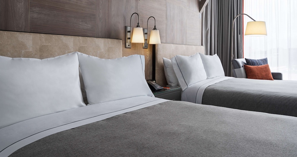 Room, 2 Queen Beds, Accessible (Roll-in Shower)