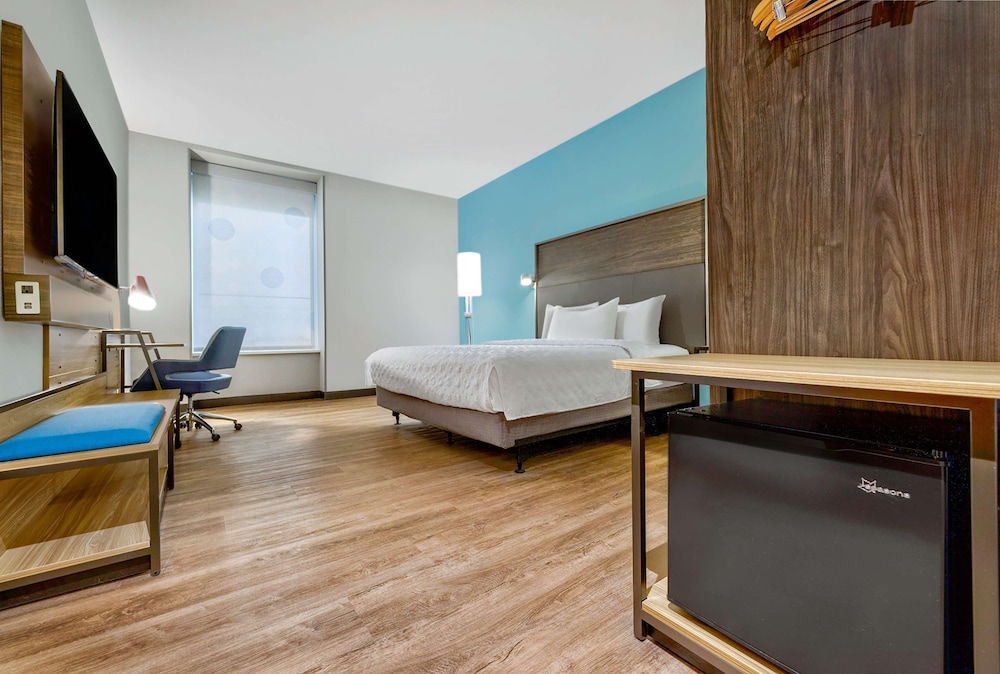 Room, 1 King Bed, Accessible (Mobility & Hearing, Roll-In Shower) - Photo 6