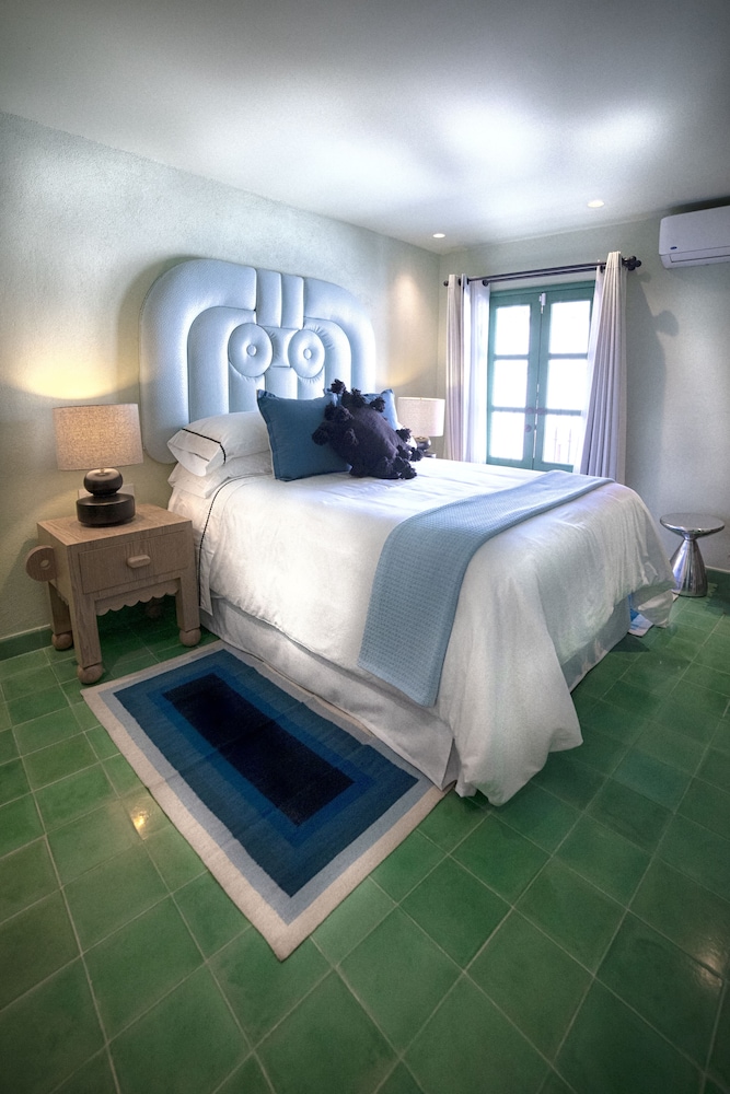 Panoramic Room, City View