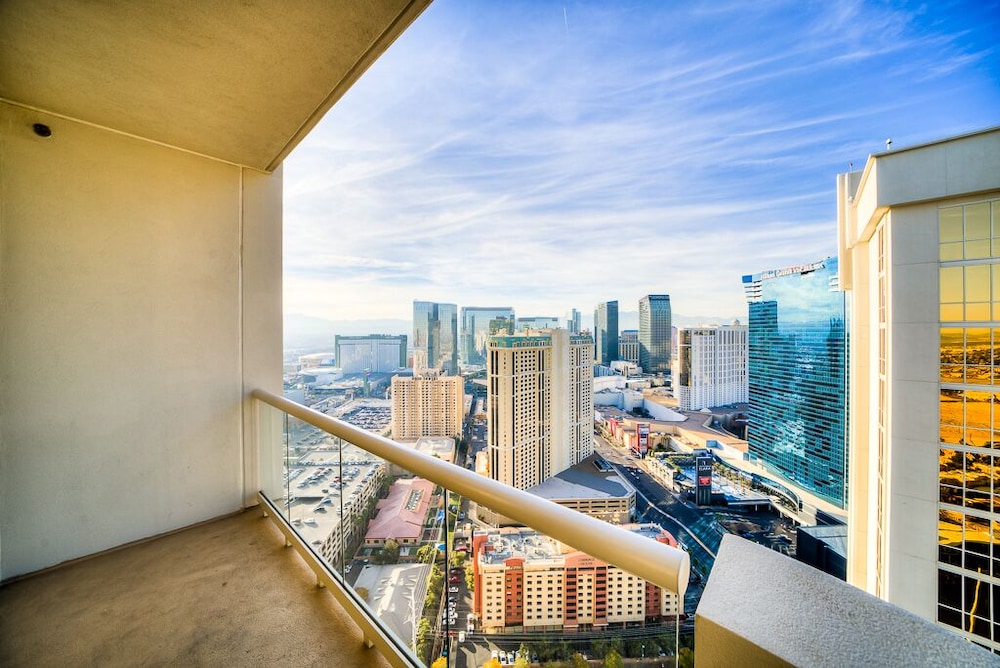 Elite Signature 2-BR Penthouse Suite with Balcony & Jetted Tub - Photo 11