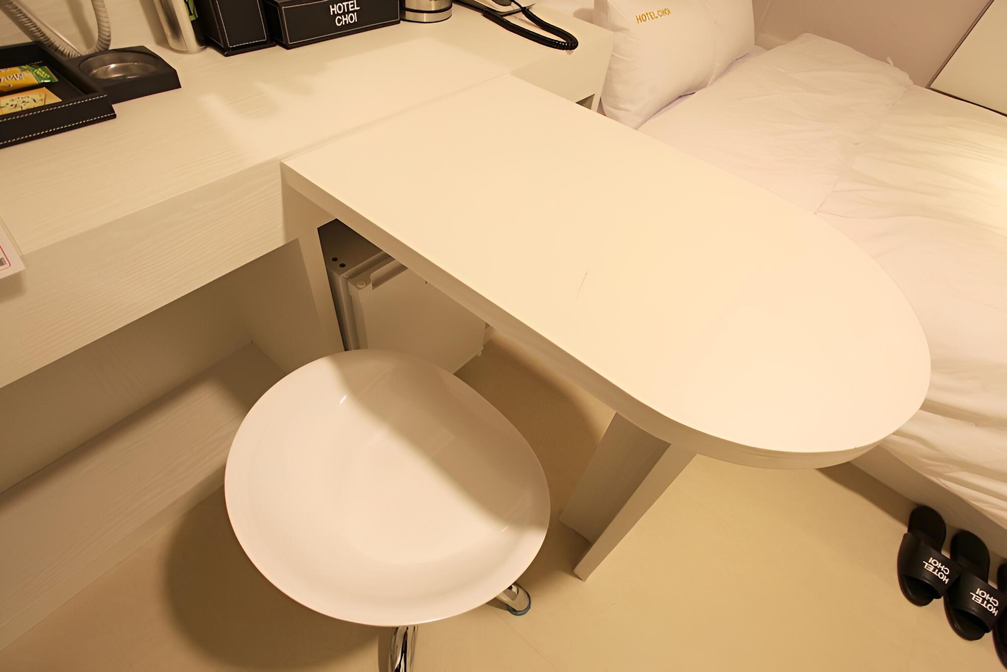 Room (Standard - B (Free Netflix viewing in) - Photo 14