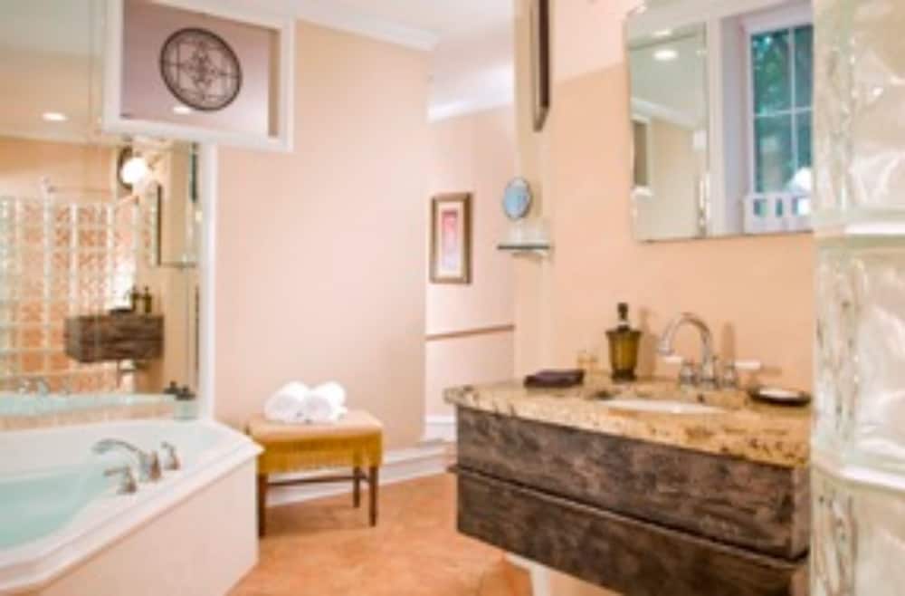 Room, Private Bathroom (Copper Cottage Pet room) photo 2