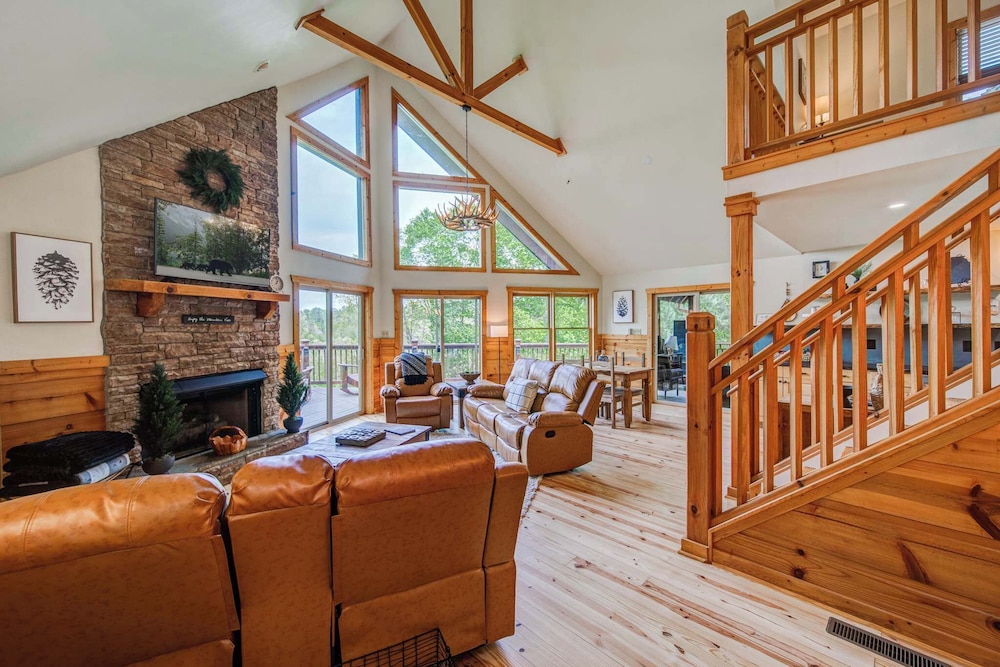 Cabin, Multiple Beds, Hot Tub, Mountain View (Four Bear Hideaway) photo 3
