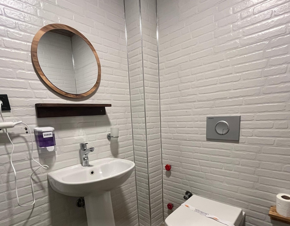 Classic Double Room, 1 Double Bed, Non Smoking, Mountain View photo 3