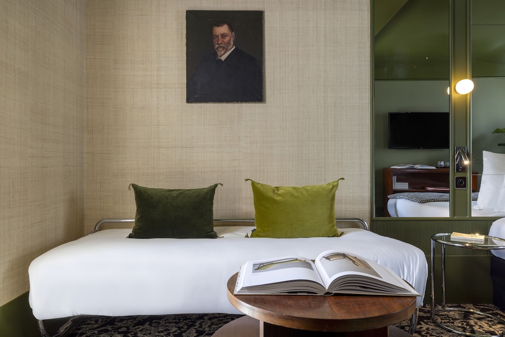 Deluxe Room thumbnail 6