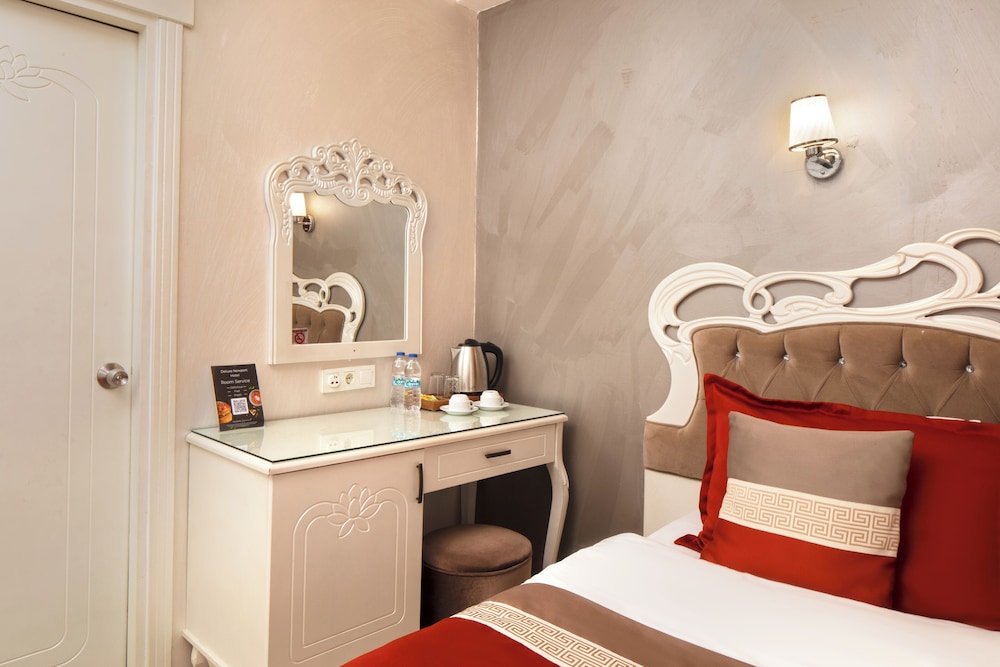 Economy Triple Room photo 3