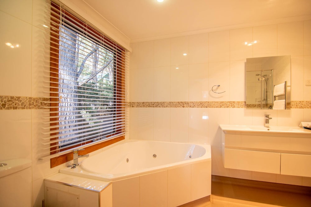 Bungalow, 2 Bedrooms, Lake View photo 2