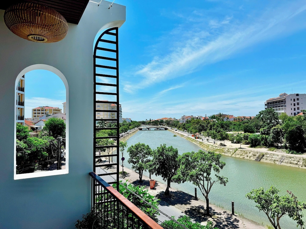 Panoramic Double Room, 1 King Bed, Balcony, River View