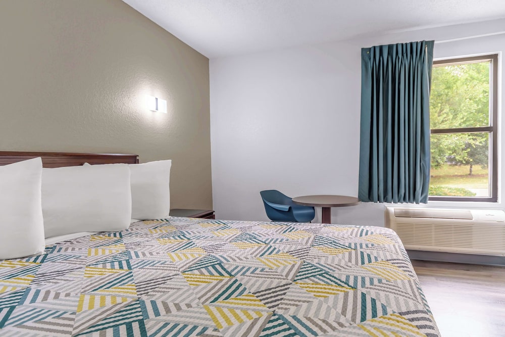 Deluxe Room, 1 King Bed, Non Smoking photo 3