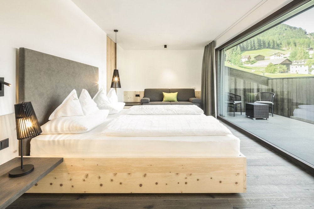 Deluxe Suite, 1 Queen Bed, Non Smoking, Garden View photo 1