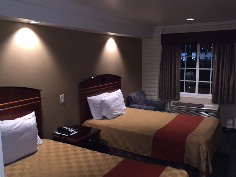Standard Double Room, 2 Double Beds (Non-Smoking and Smoking Available) - Photo 4