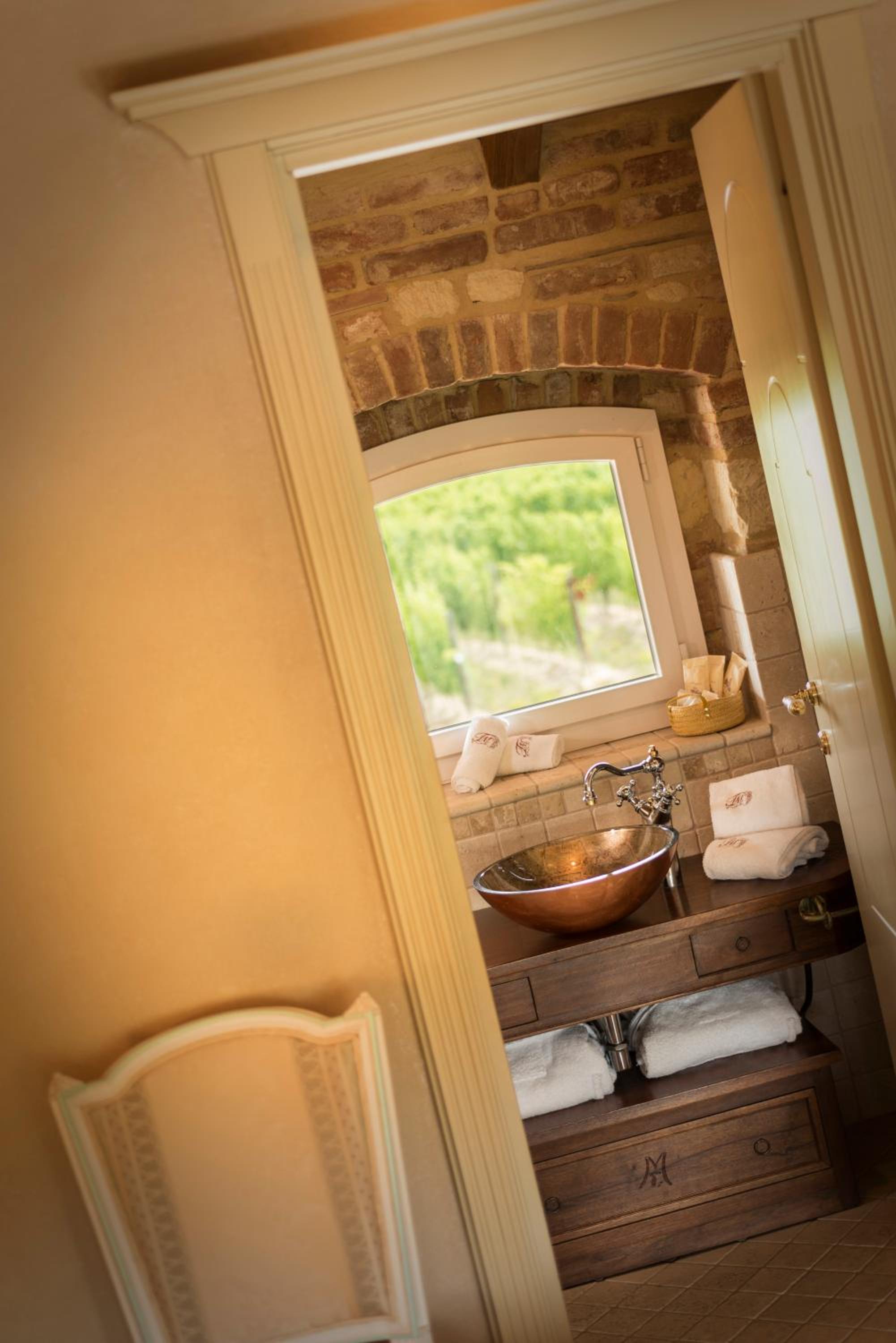 Junior Suite with Pool View - Photo 6