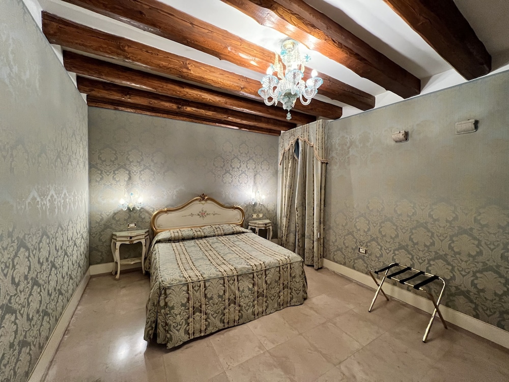 Basic Double Room photo 2