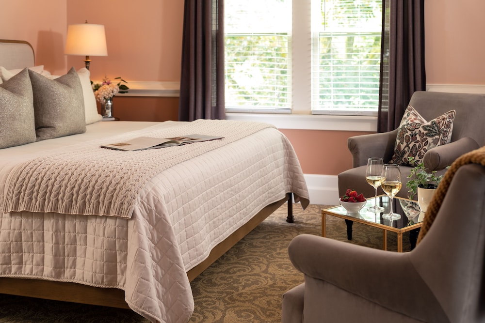Suite, 1 King Bed, Private Bathroom photo 3
