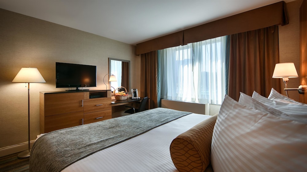 Standard Room, 1 King Bed, Non Smoking, Refrigerator & Microwave - Photo 1