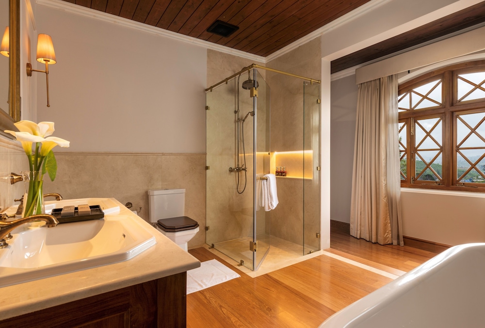 Junior Double Room, 1 King Bed, Bathtub, Garden View, photo 6