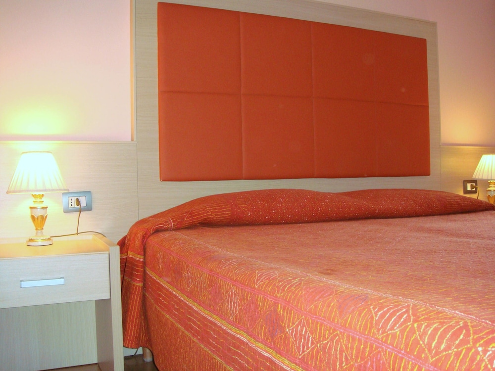 Standard Double or Twin Room, Ensuite photo 3
