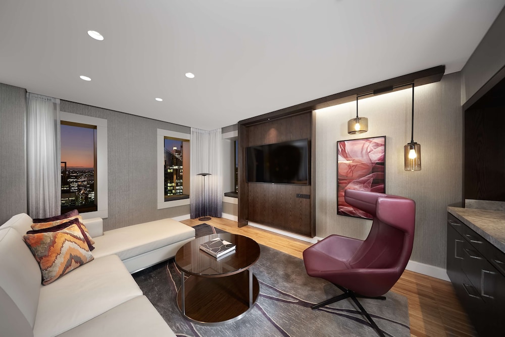 Suite, 1 King Bed (Master Suite, Executive Lounge Access) thumbnail 6