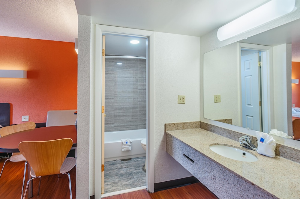 Standard Room, 2 Double Beds, Non Smoking, Refrigerator & Microwave - Photo 7