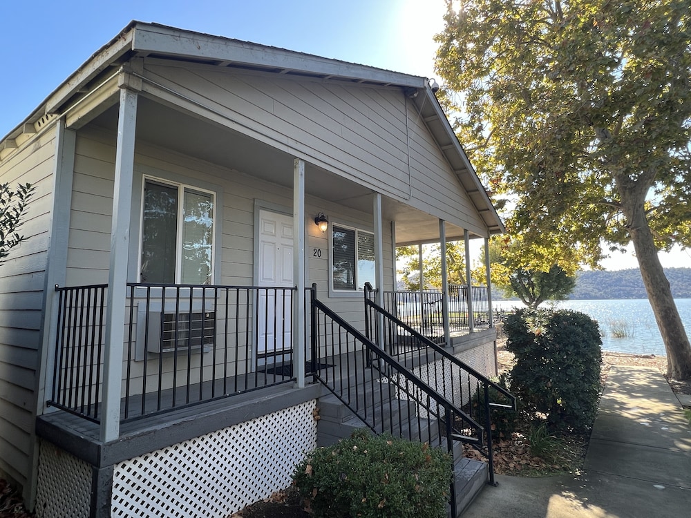 20 Large Lakeview 1 BR 2 Queen Beds