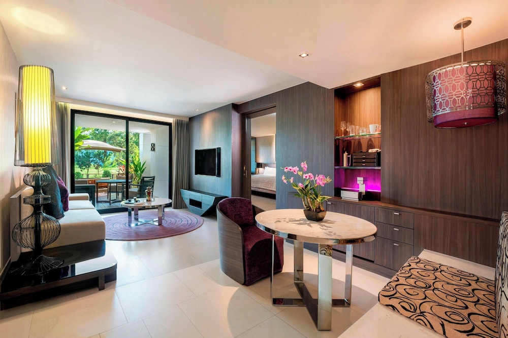 Grand Suite, 1 Bedroom, Golf View (Balcony) thumbnail 5