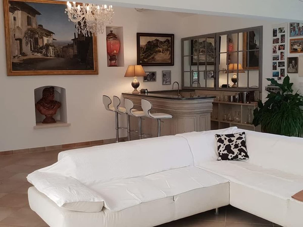 Villa photo 2
