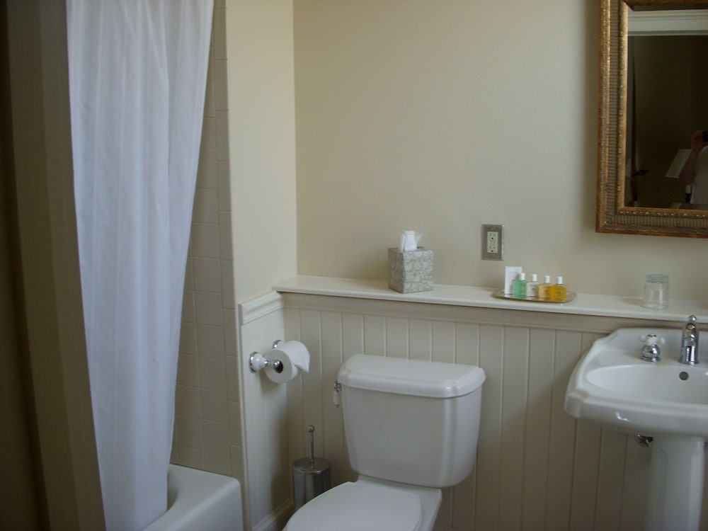 Deluxe Room, 1 Queen Bed photo 3