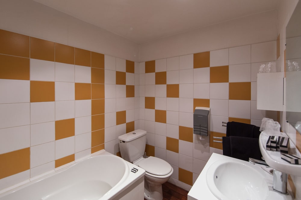 Suite, Ensuite photo 2