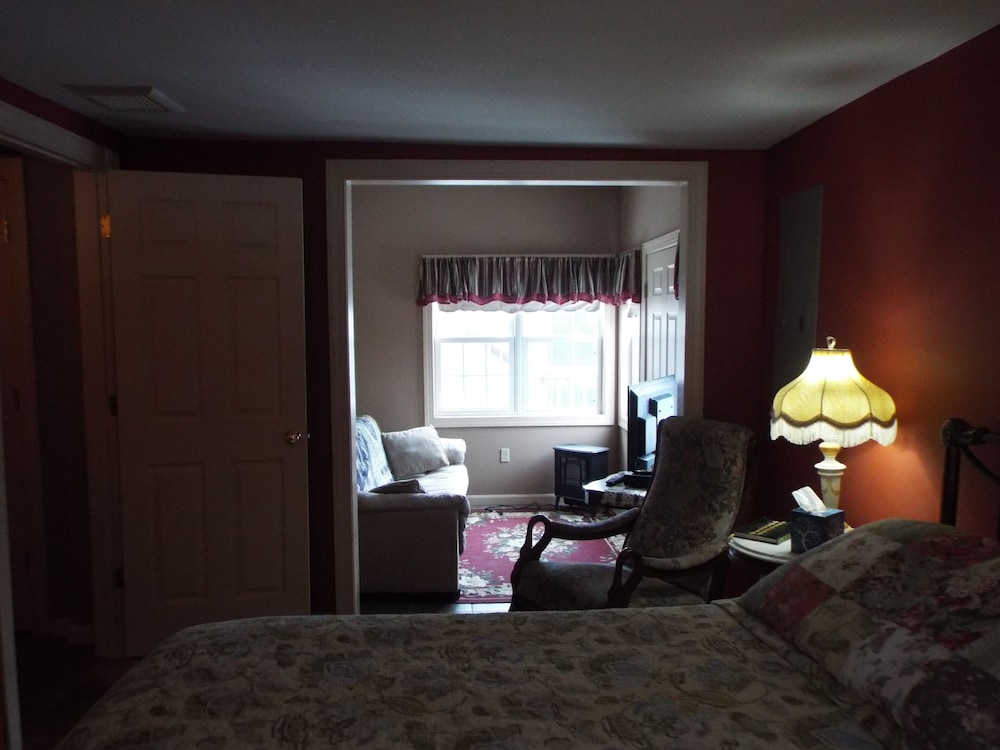 Standard Quadruple Room, Ensuite, Garden View (Fannie Buehler Grand Suit) photo 3