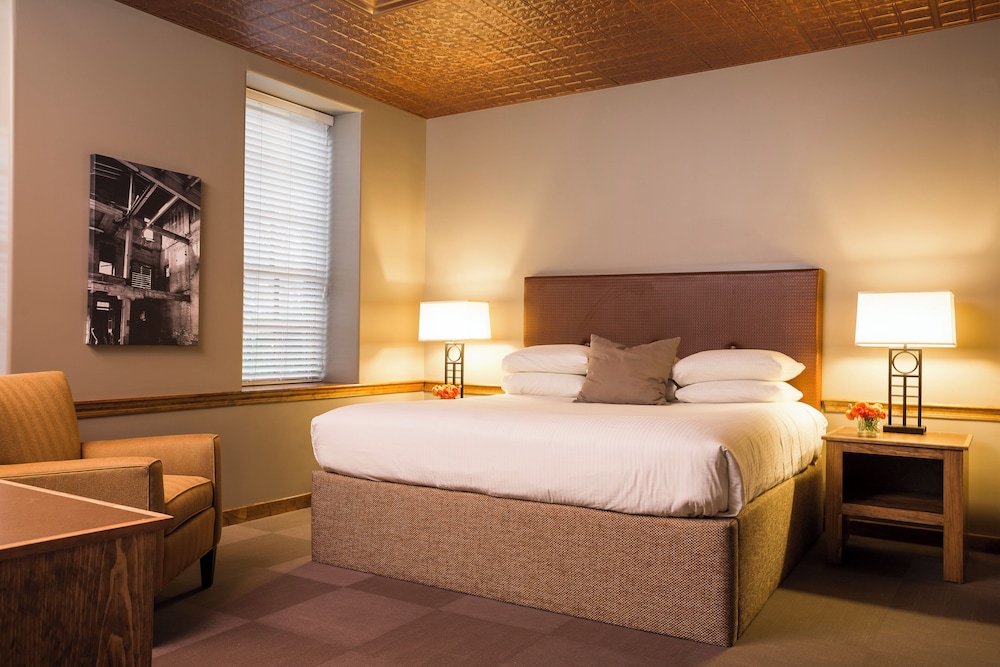 Suite, 1 King Bed - Photo 2