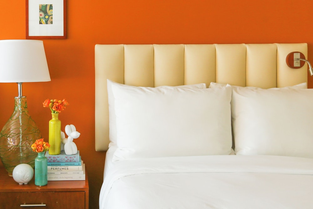 Room, 1 Queen Bed, Poolside - Photo 3