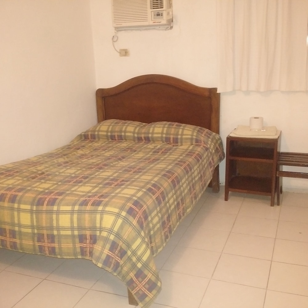 Basic Room, 1 Queen Bed (A/C) photo 1