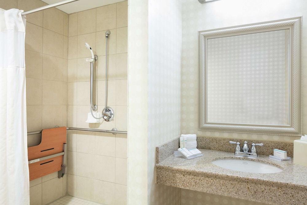 1 King Acc Roll-in Shower - Photo 2