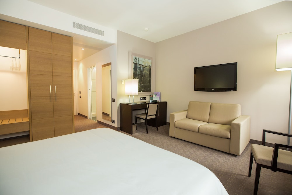 Junior Suite, 1 King Bed with Sofa bed, Non Smoking - Photo 2