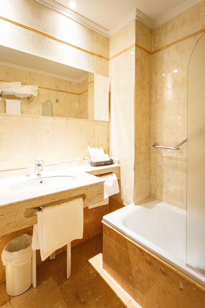 Quadruple Room (2 adults and 2 children) - Photo 6