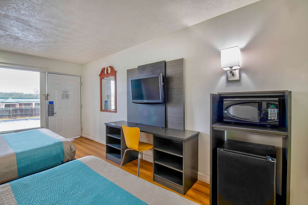Deluxe Room, 2 Queen Beds, Non Smoking, Refrigerator & Microwave photo 2